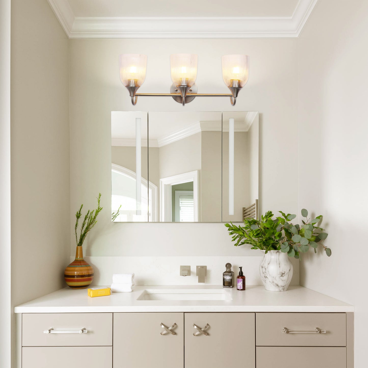 Bathroom Vanity Light Fixture, 3 Light Modern Gold Vanity Lighting fixtures, Bathroom Lighting Fixtures Over Mirror, Bathroom Wall Lamp with Clear Glass for Bathroom, Hallway, Bedroom with E26 Socket